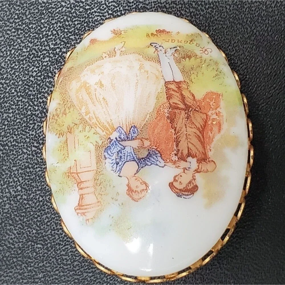 Vintage Fraganard gold tone brooch